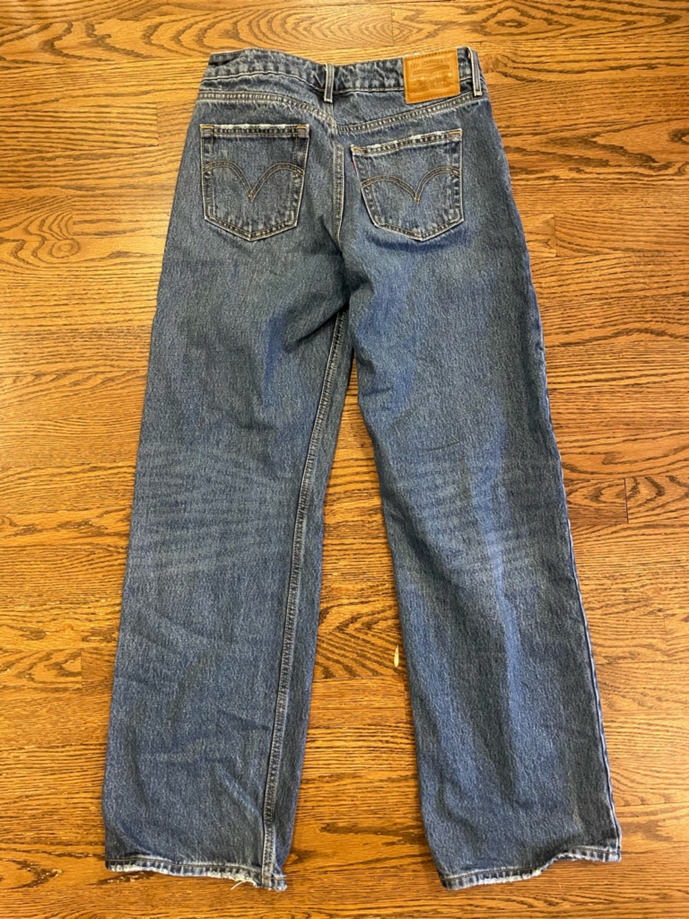 Levi's Women's Low Loose Jeans - Medium wash 25x32 - Picture 4 of 9